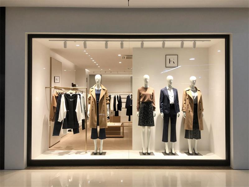 mannequin styling detail used in visual merchandising strategy